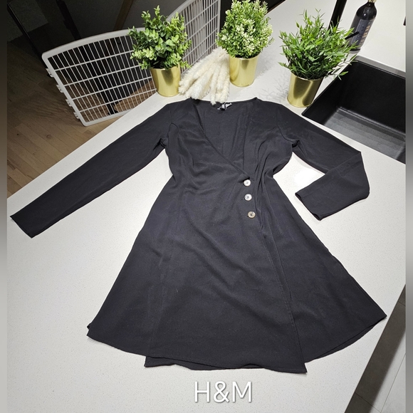 H&M Jolie petite robe noir fluide, coupe en A, à manches longues - Picture 1 of 5